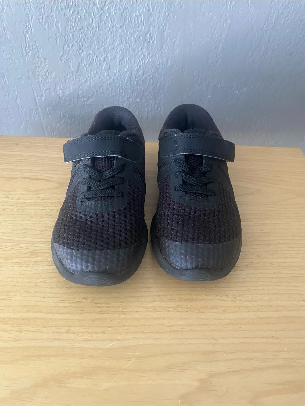 black Nike Revolution 4 (PSV) running shoes 11c
